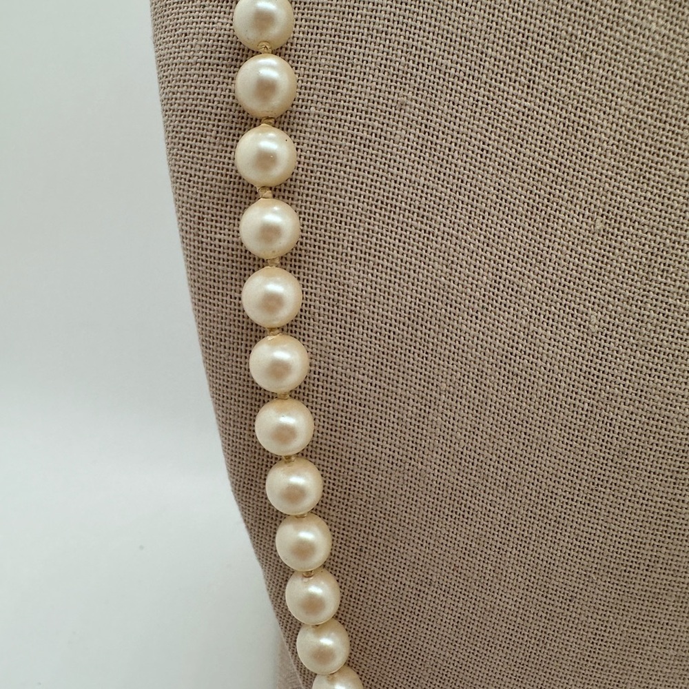 Vintage gold tone flower clasp faux crème colored pearl necklace - Picture 5 of 6